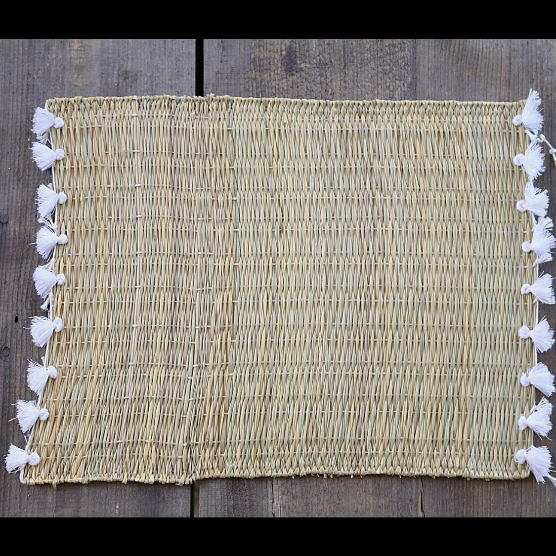 Set de table bohème naturel pompons blancs vue de dessus - COSYDAR