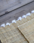 Set de table tressé en fibre naturelle avec pompons blancs - 40x30 cm