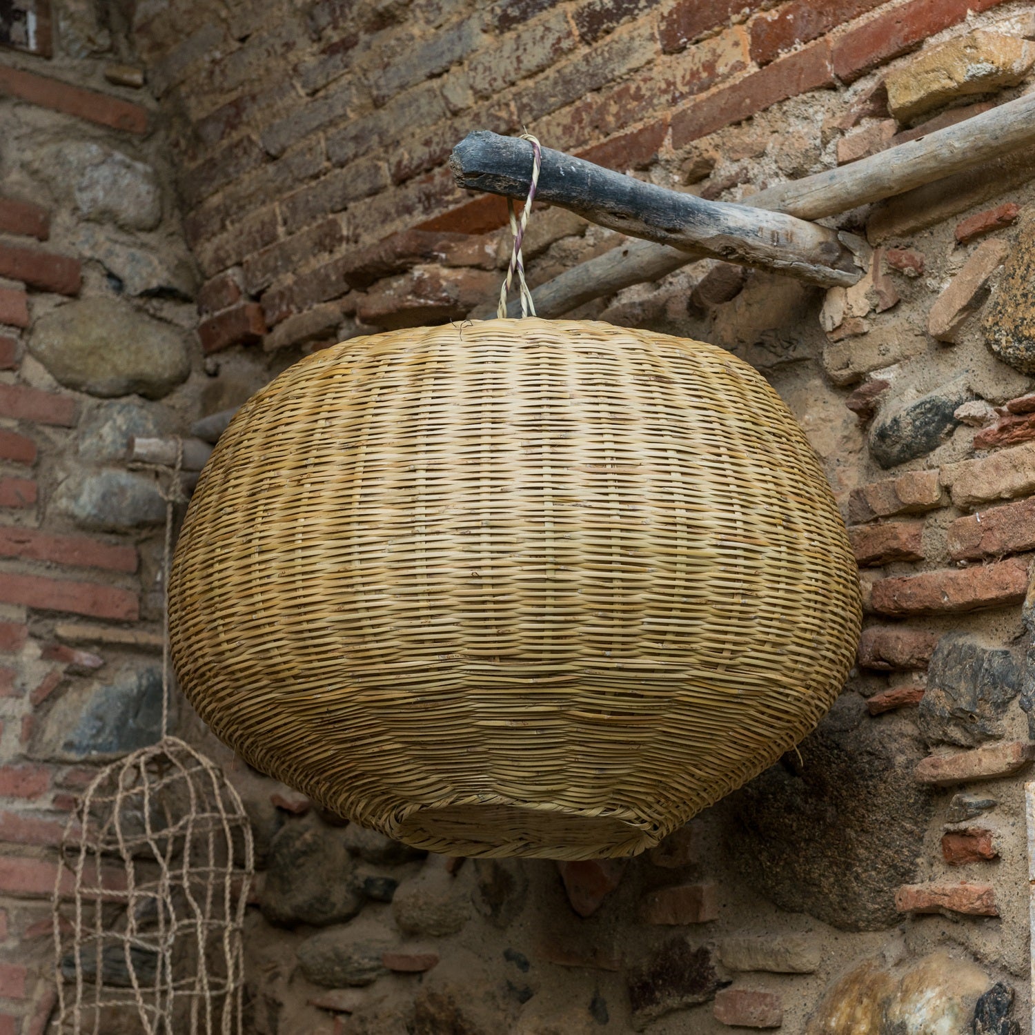Suspension artisanale en oier suspendue à l'extérieur