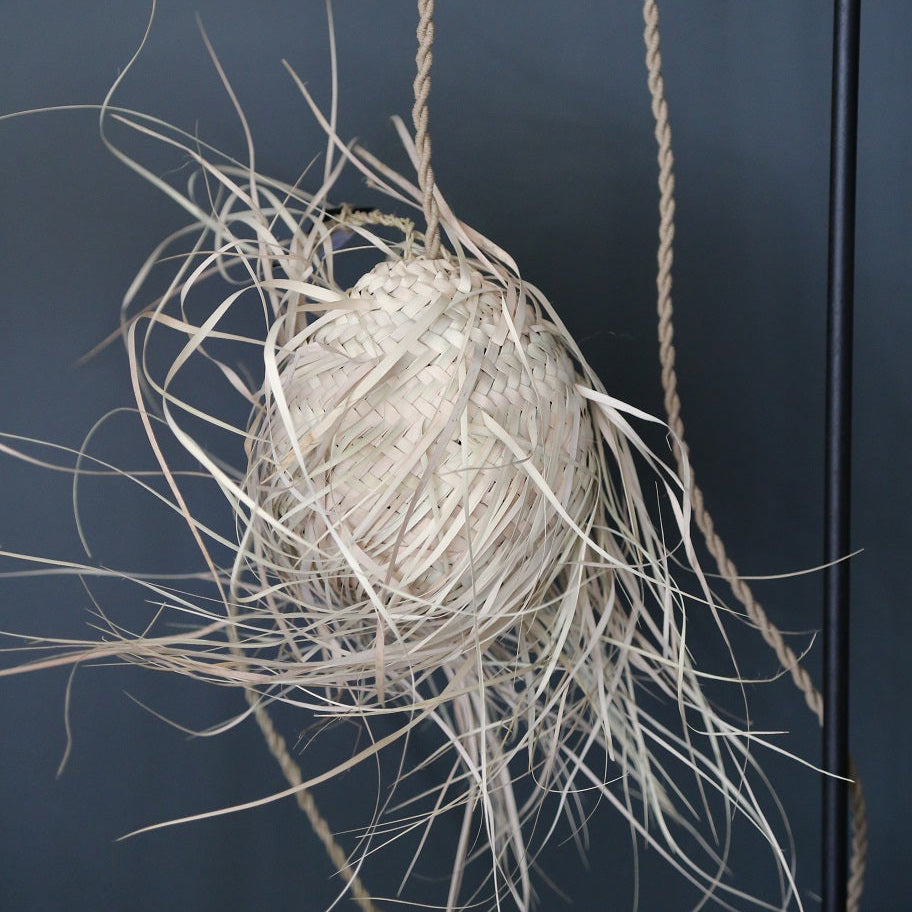 Petite suspension boule tressé en frange de palmier COSYDAR