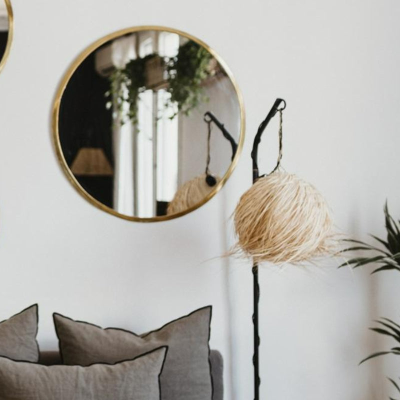 Suspension boule fibre de palmier sur potence métal noir dans un salon cosy – COSYDAR