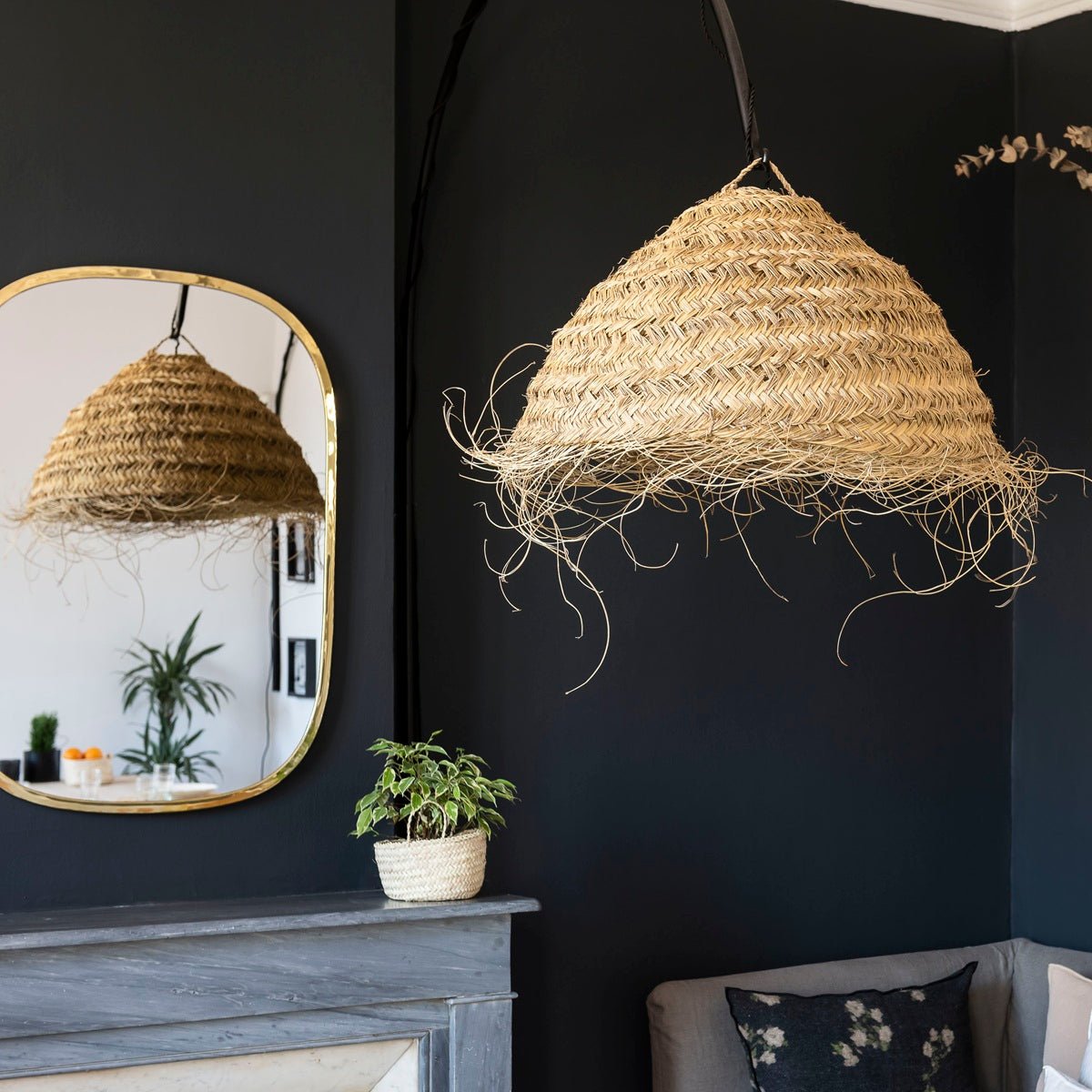 Suspension en fibre naturelle tressée fait main Alfa DOME dans un intérieur au style méditerranéen