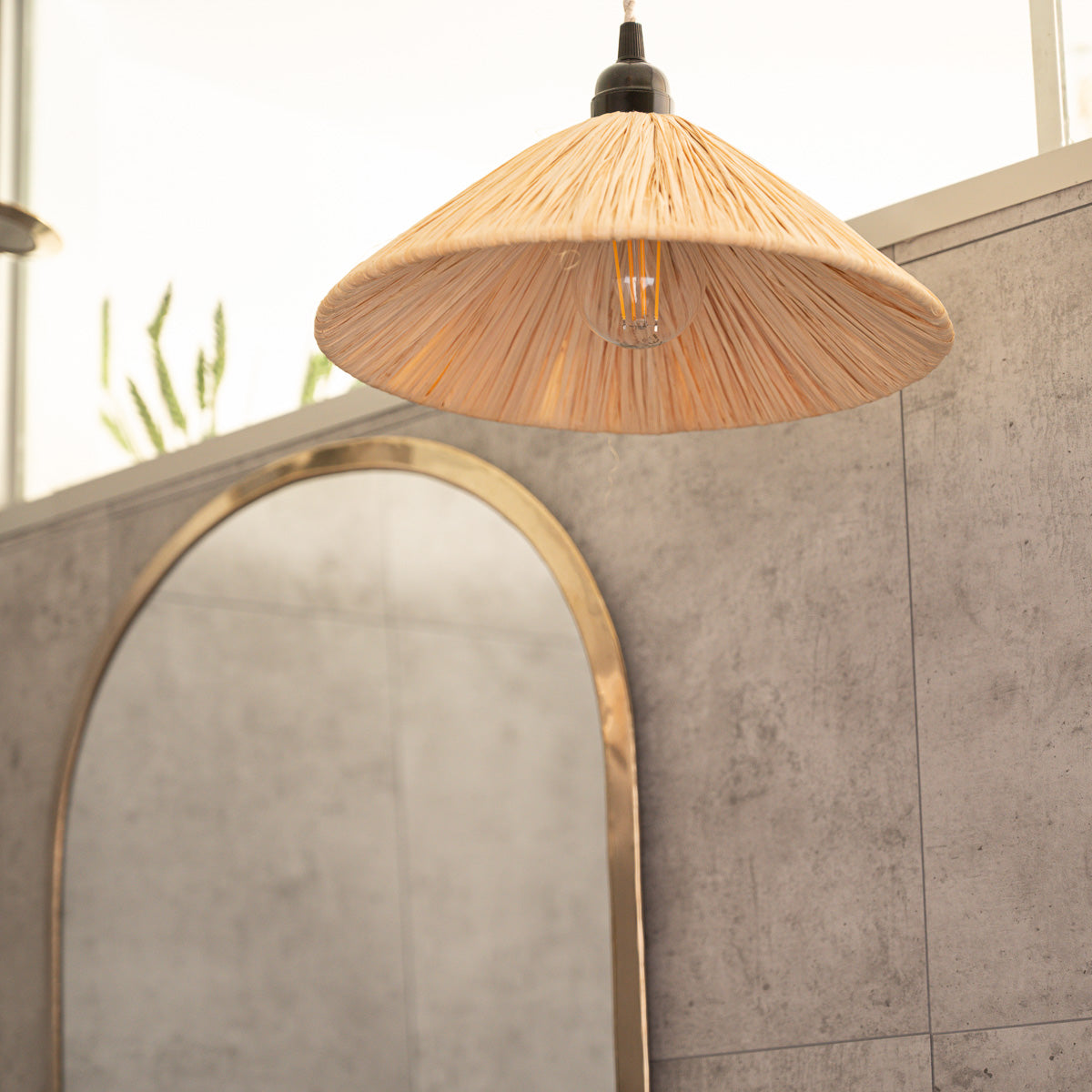 Suspension tressée en fibre naturelle dans une salle de bain