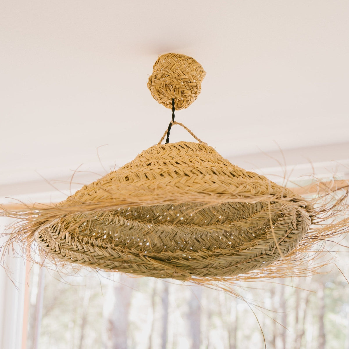 Suspension conique en fibre naturelle Alfa DOME dans un intérieur méditerranéen