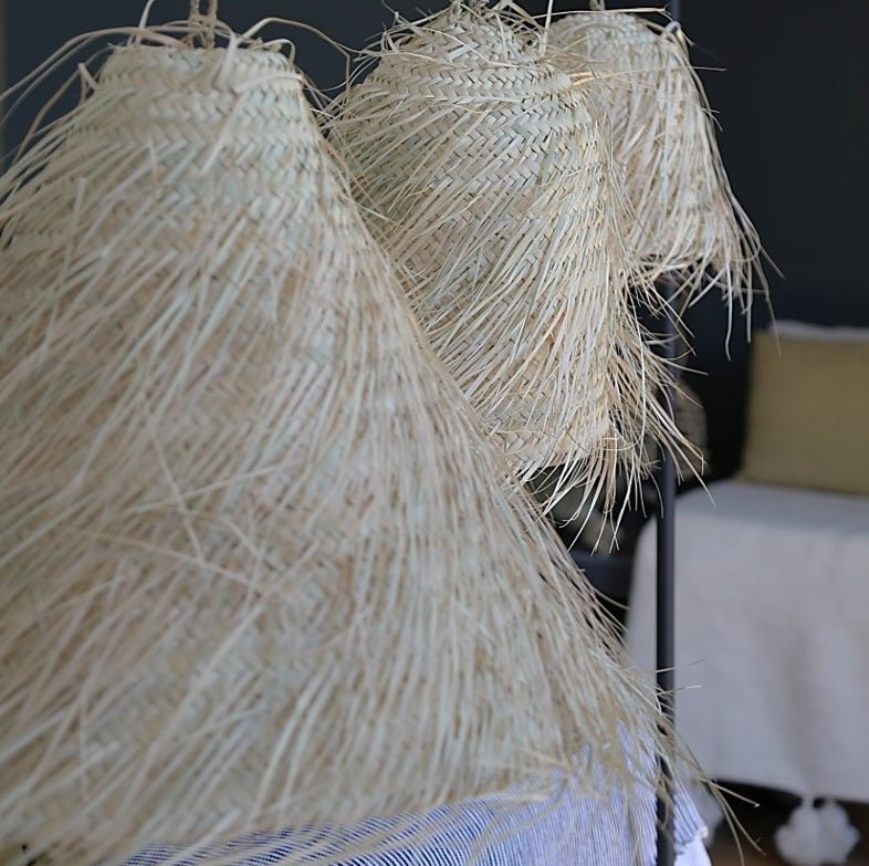 Suspension en paille forme évasée avec franges naturelles effet cheveux