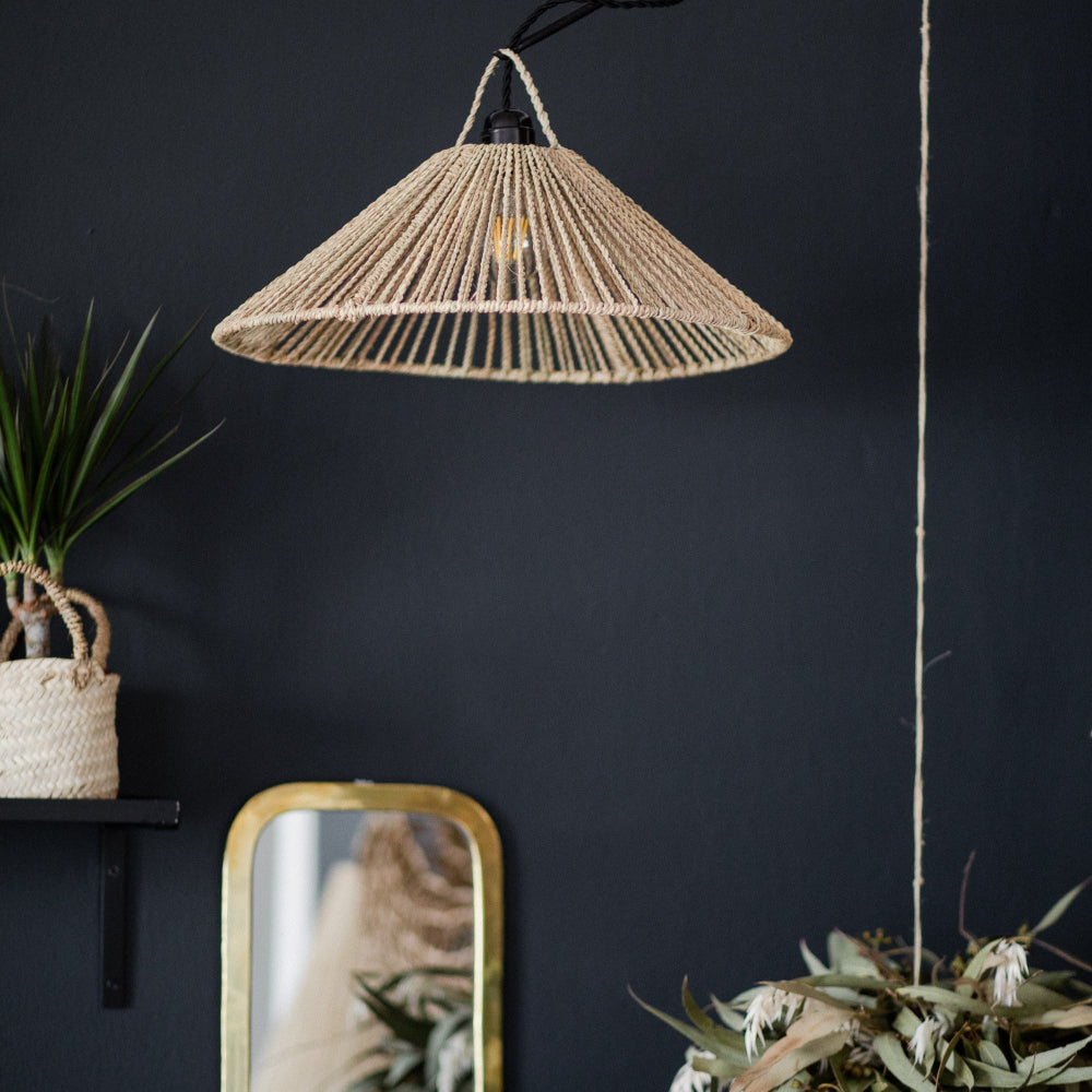 Suspension ombrelle corde de palmier naturelle dans un salon au style naturel avec miroir doré - création Cosydar