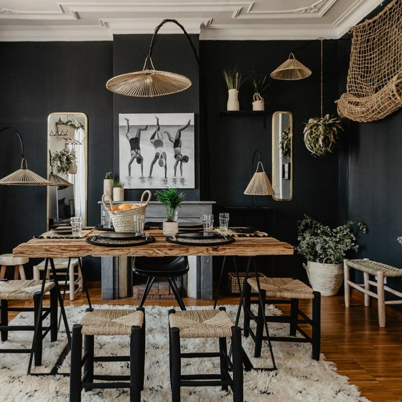 Suspension ombrelle corde de palmier naturelle au-dessus d'une table à manger dans un intérieur naturel et contemporain - création Cosydar