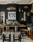 Suspension ombrelle corde de palmier naturelle au-dessus d'une table à manger dans un intérieur naturel et contemporain - création Cosydar
