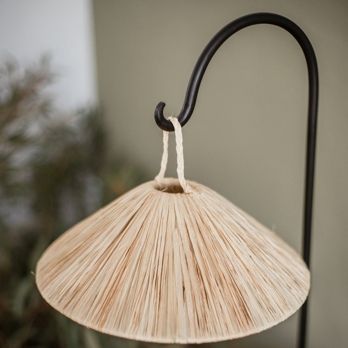 Support TEKU métal noir avec suspension raphia forme parasol - lampe de table artisanale