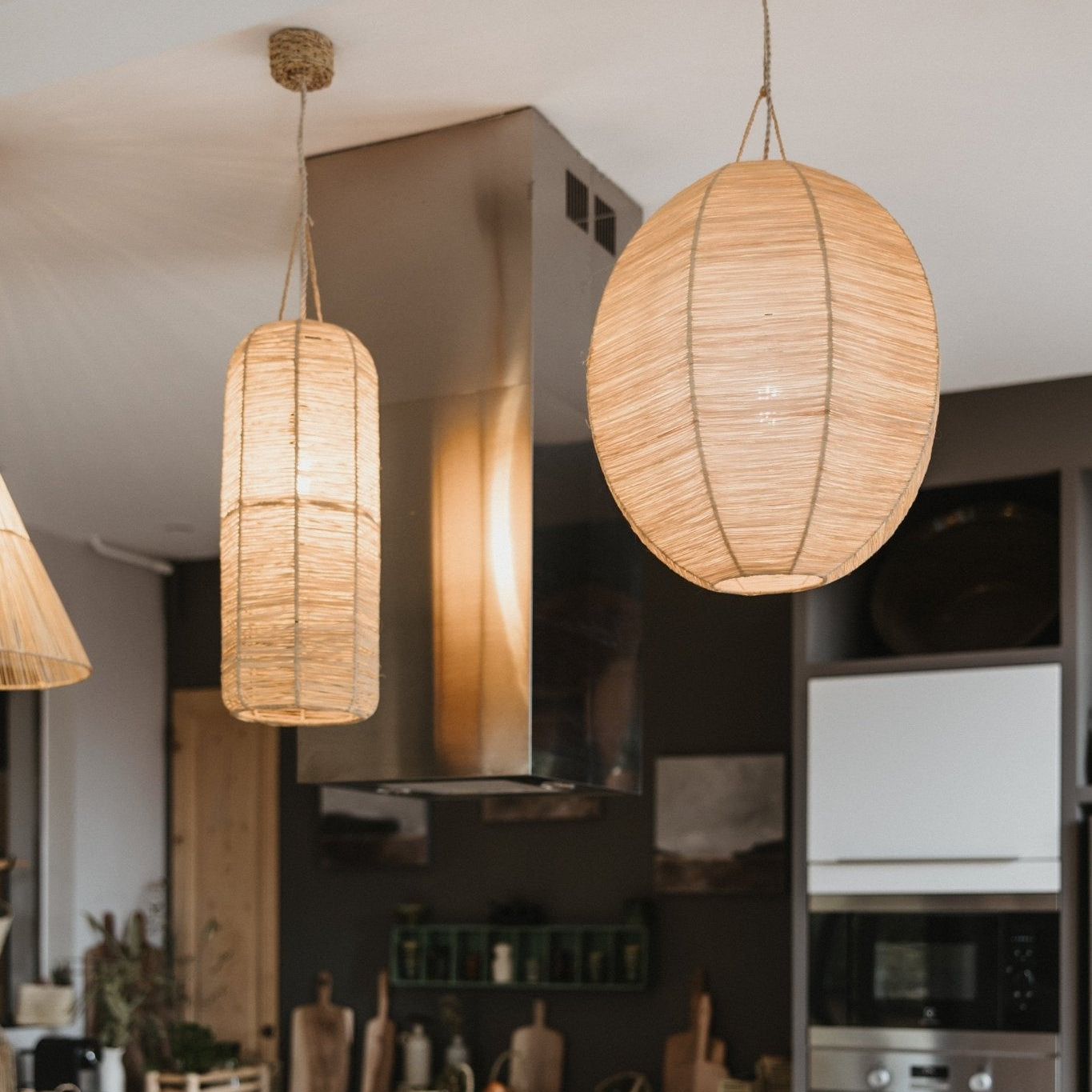 Suspension raphia naturel 18x55cm forme cylindrique allongée lumière tamisée bohème suspendue au dessus d'un ilot de cuisine