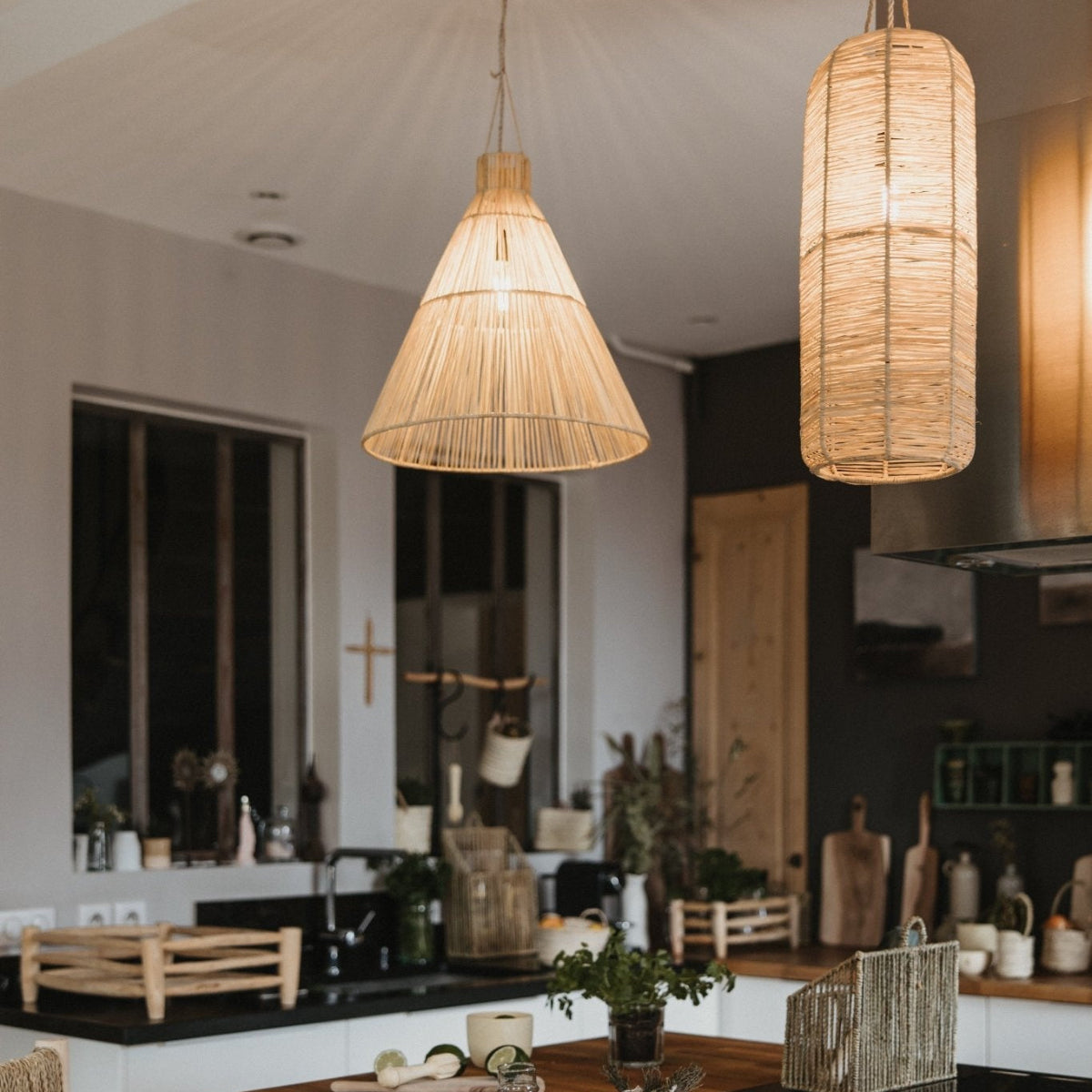 Suspensions en raphia naturel suspendues au dessus d'un ilot dans une belle cuisine