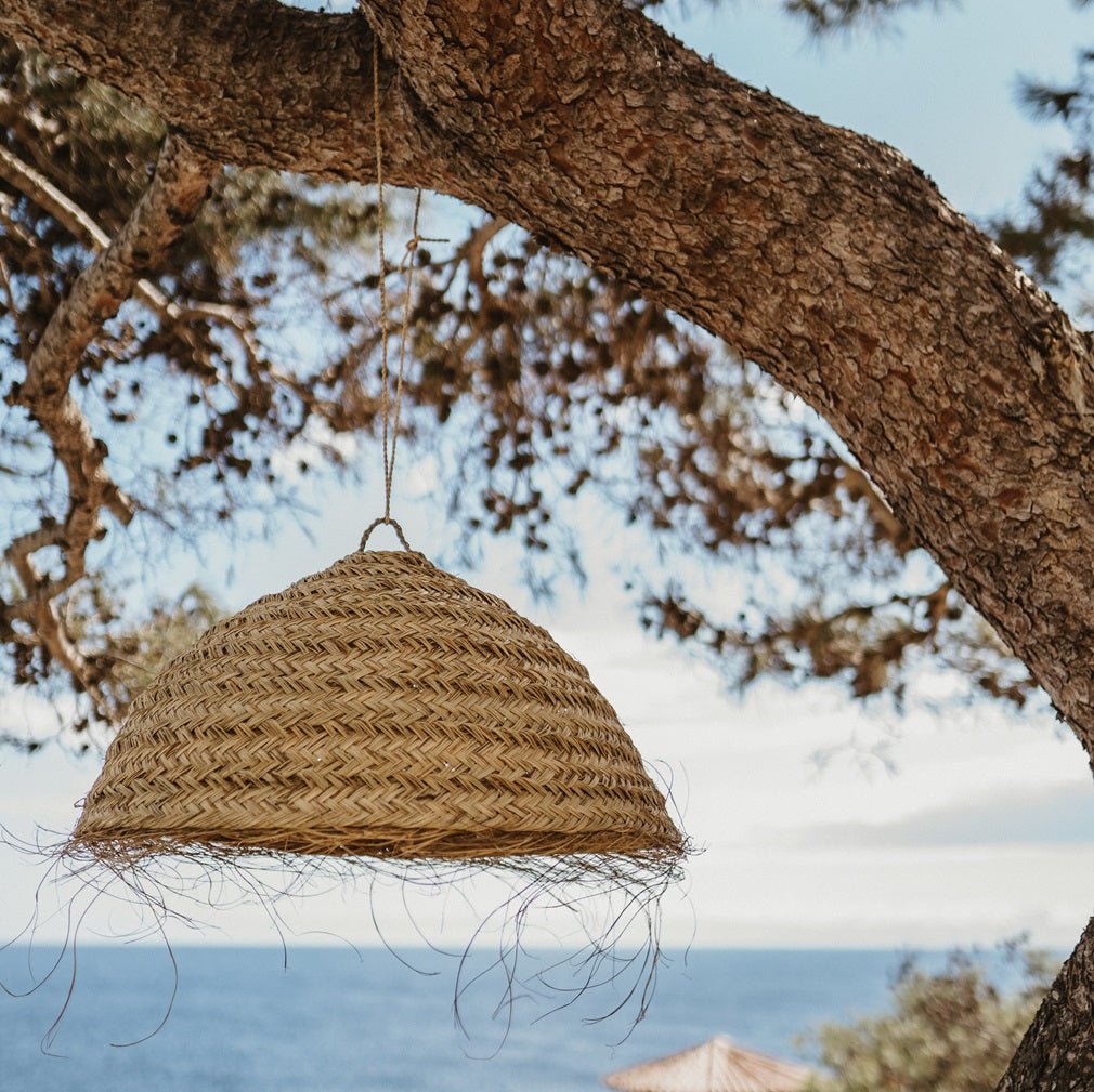 Suspension tressée en fibre naturelle Alfa DOME créant une lumière douce dans un espace intérieur lumineux