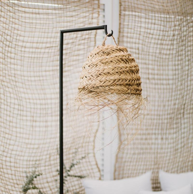 Suspension naturelle fait main Alfa DOME installée sur pied pour une ambiance lumineuse chaleureuse