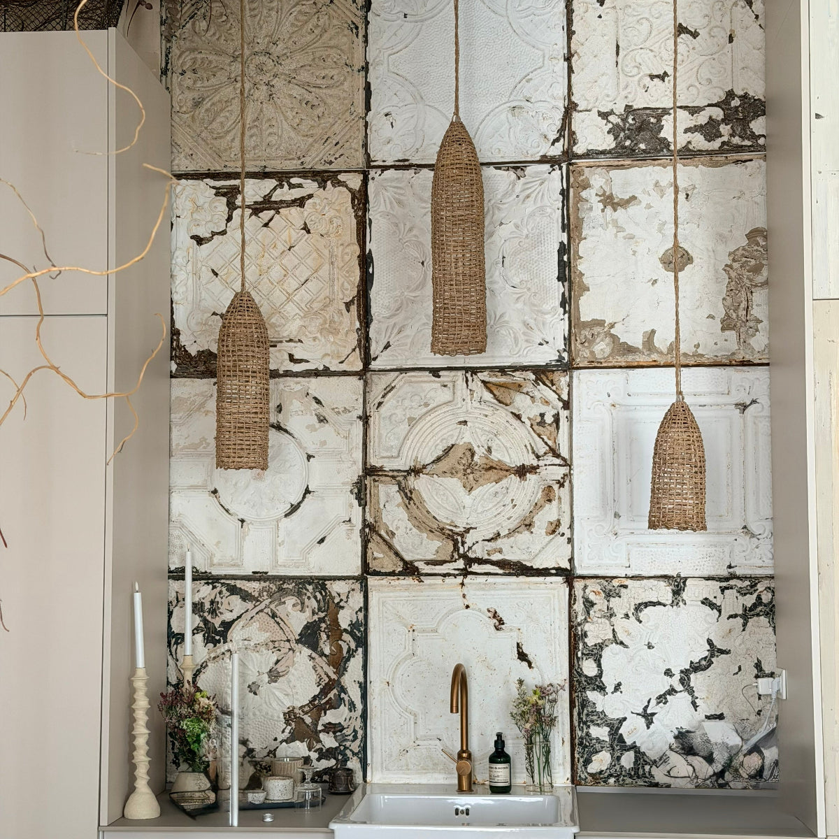 Luminaires tressés en corde suspendus dans une cuisine COSYDAR