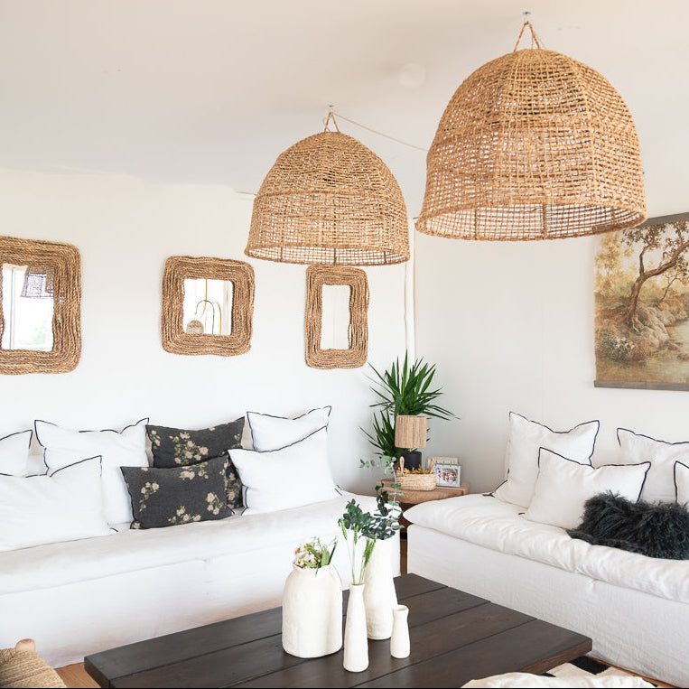 Deux suspensions demi-sphère palmier HANK dans un salon blanc style bohème – COSYDAR