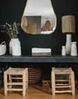 2 tabourets d'appoint mis en situation en dessous d'un miroir en laiton fait mains