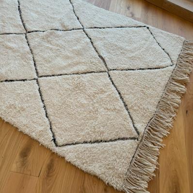 Tapis Berbére en laine mis en situation sur un parquet