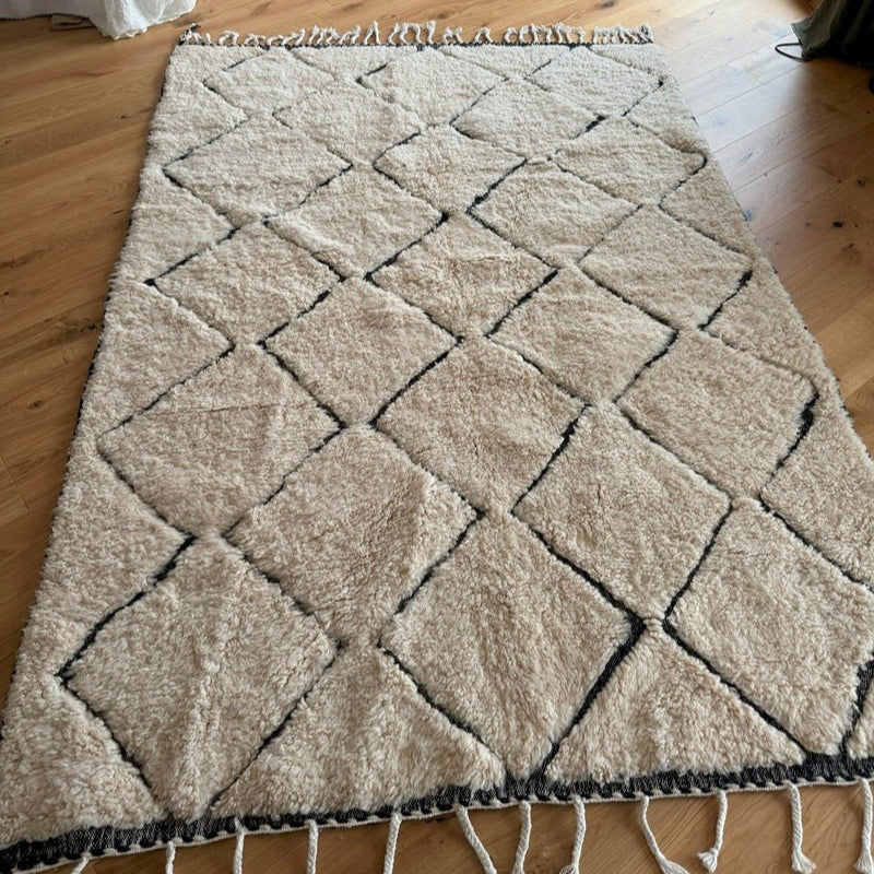Grand tapis artisanal et laine naturelle sur un parquet dans un salon