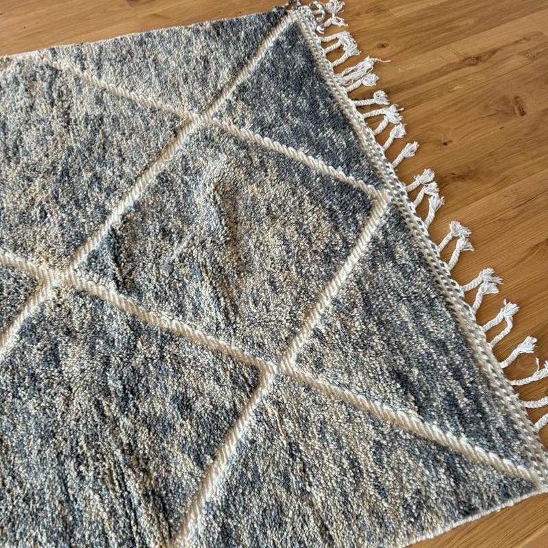 Tapis ethnique en laine bleu et écru, décoration contemporaine faite main – COSYDAR