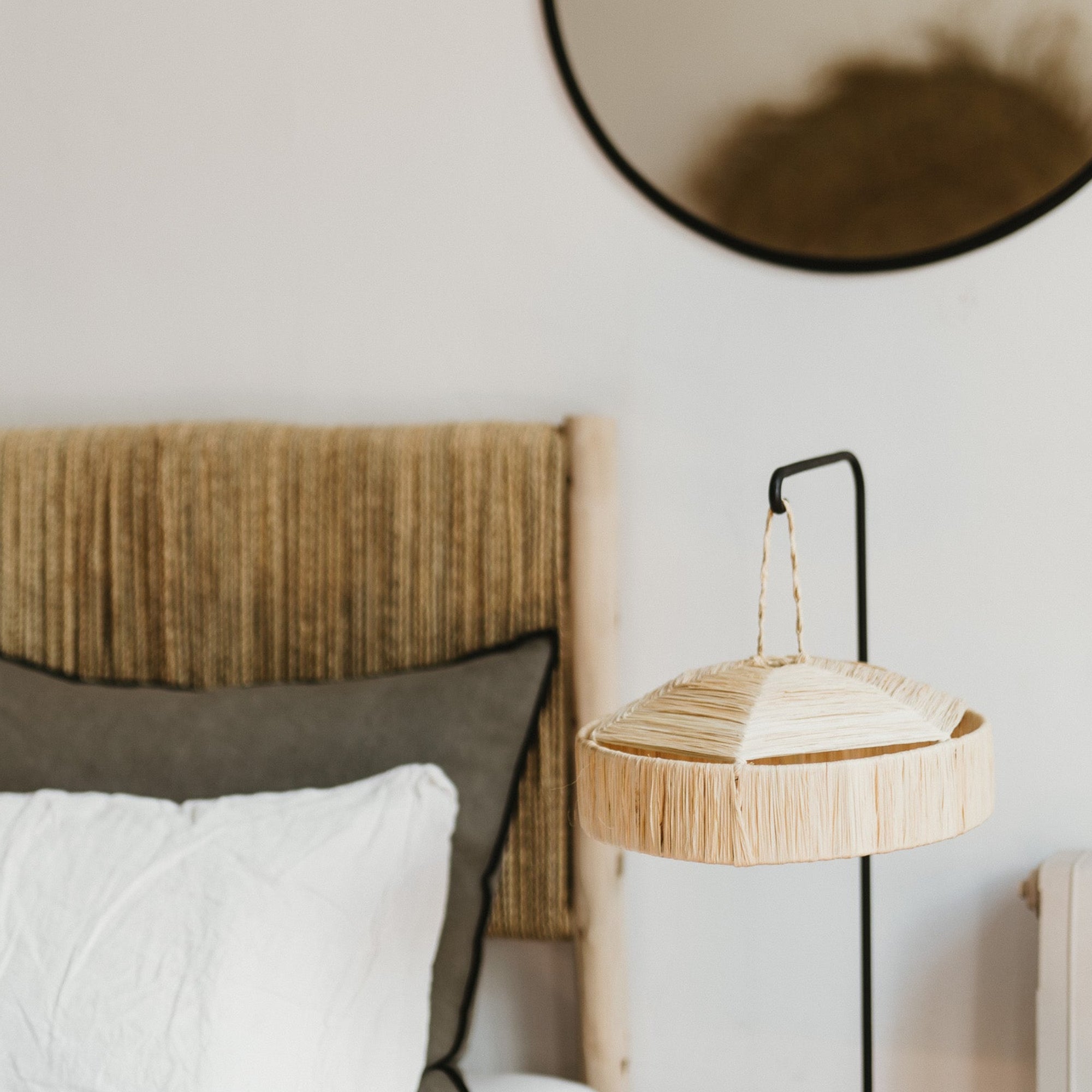 Tête de lit artisanale en bois brut et feuille de palmier tressée. Fait main, matières naturelles. Disponible en 160 cm et 190 cm. Pose sans outil.