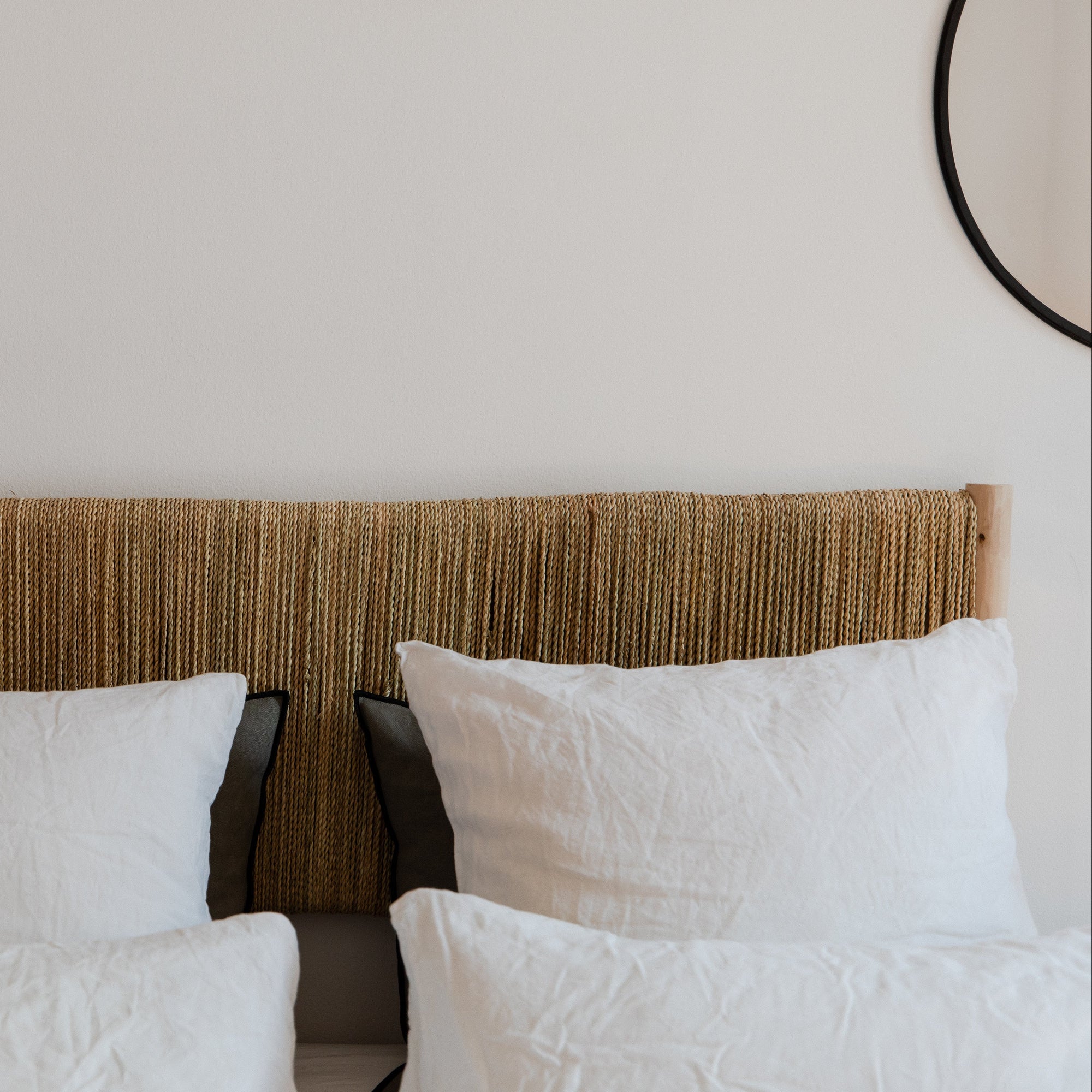 Tête de lit artisanale en bois brut et feuille de palmier tressée. Fait main, matières naturelles. 