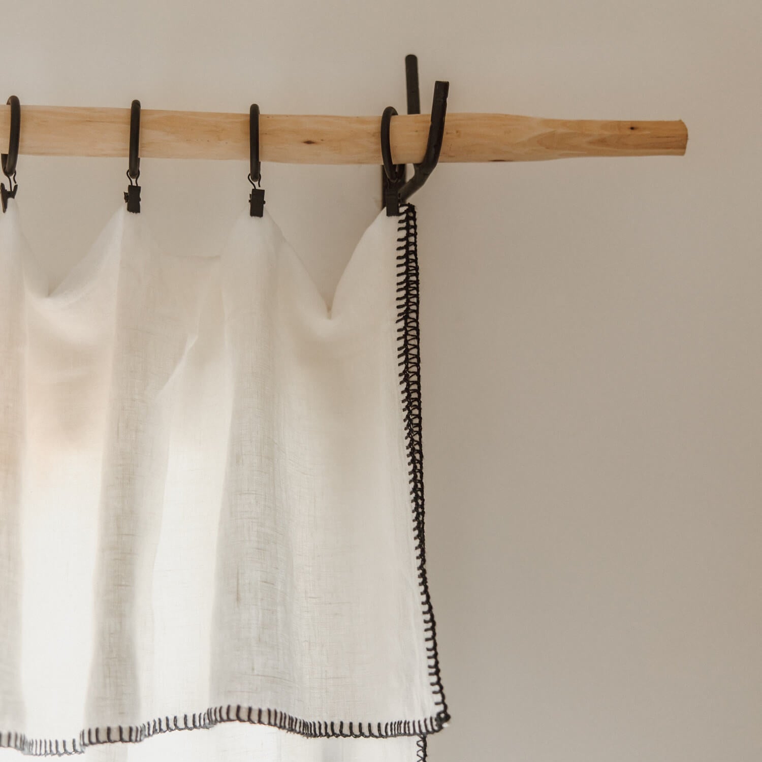 Tringle à rideaux en bois avec crochets en métal noir, rideau en lin naturel pour une décoration épurée et artisanale