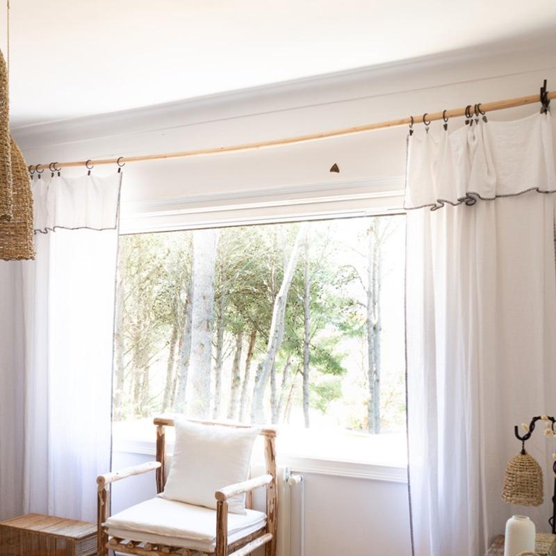 Anneaux & tringle rideaux bohèmes pour voilage naturel et intérieur élégant