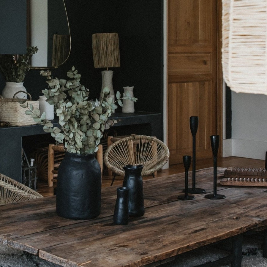 Plusieurs vases design cosydar sur une table basse