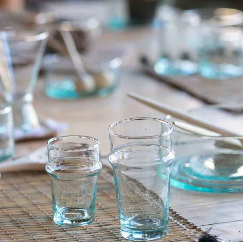 Lot de verres Beldi sur table méditerranéenne, art de vivre fait main
