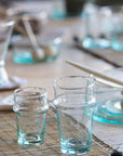 Lot de verres Beldi sur table méditerranéenne, art de vivre fait main
